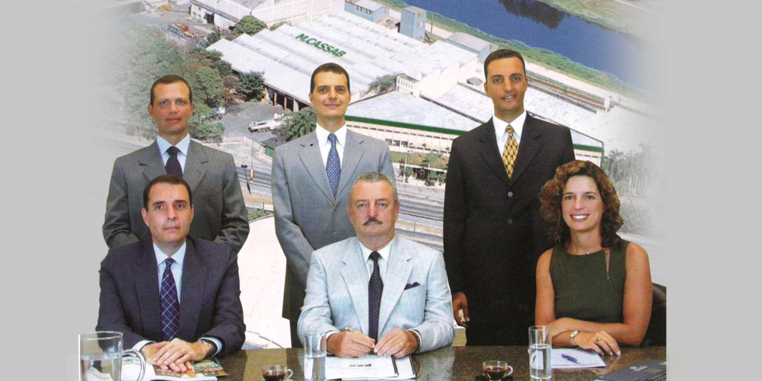 1990 | O Grupo M.Cassab passa a ser propriedade exclusiva de Fábio, de sua esposa e de seus filhos. Se mantém até hoje como uma empresa de capital 100% nacional.